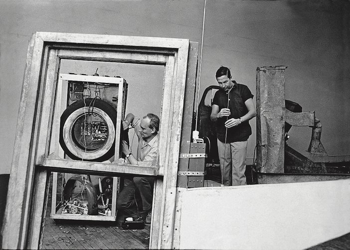 Rauschenberg et Billy Klüver travaillent sur 'Oracle' 1962–515 dans le studio de Rauschenberg à Broadway, New York, 1965